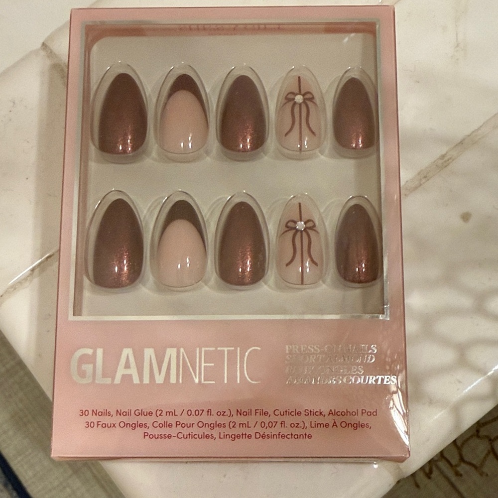 Glamnetic Press-On Nails Set Short almond “She’s a gift” new in box